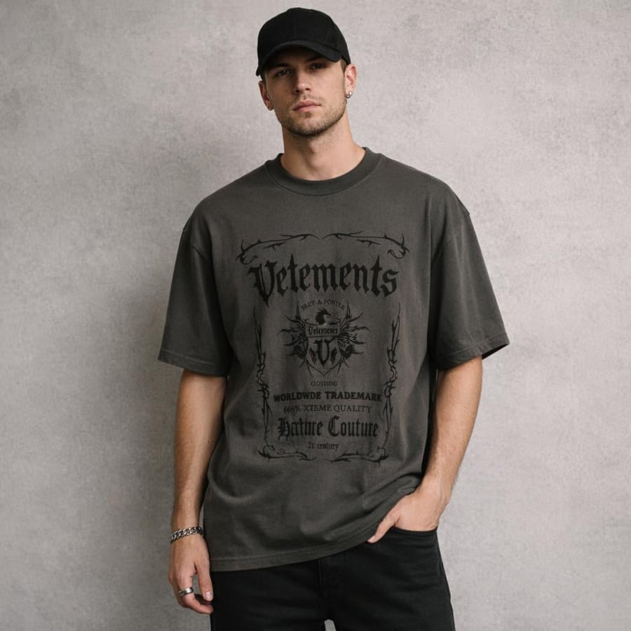 تيشيرت فيتمنتس "Gothic Logo" باللون الرمادي الفحمي (Charcoal)
