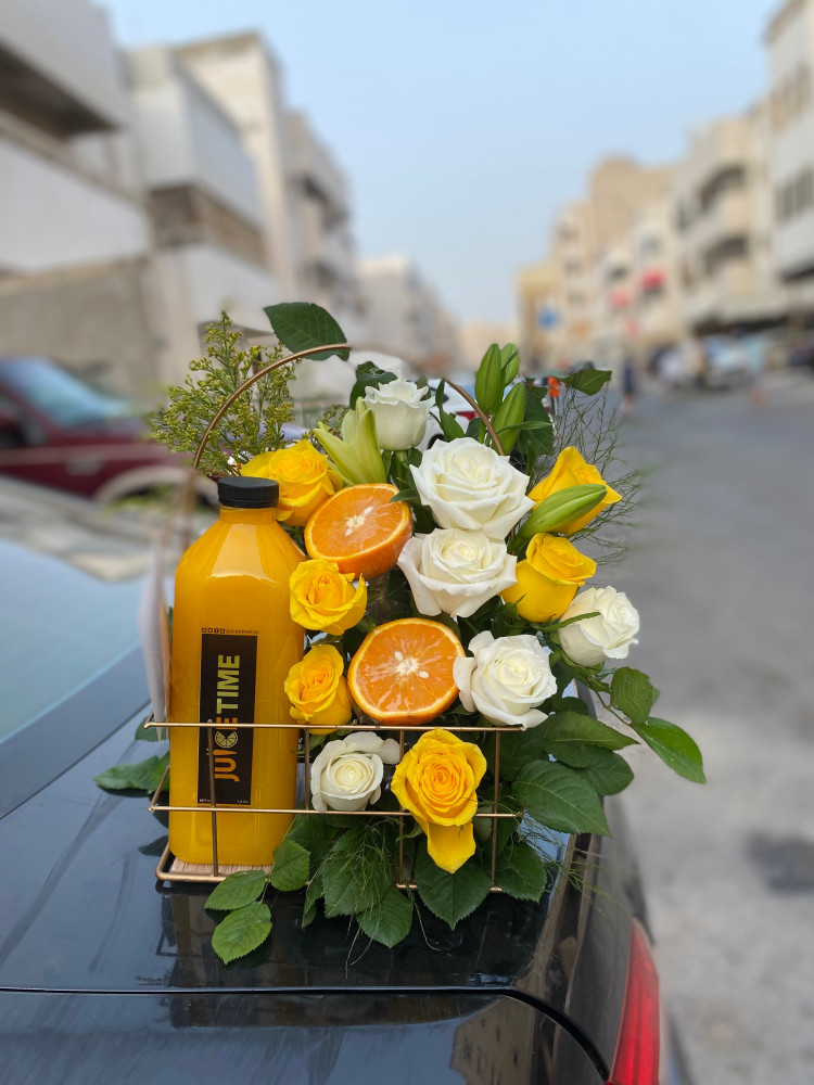 سله الفواكه وعصير