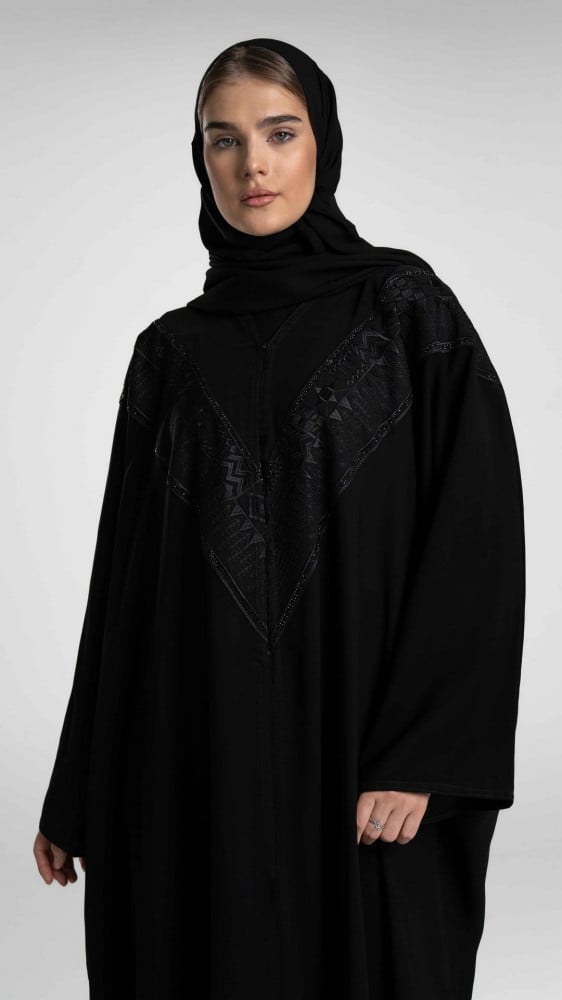 عباية سوداء بتطريز مثلث