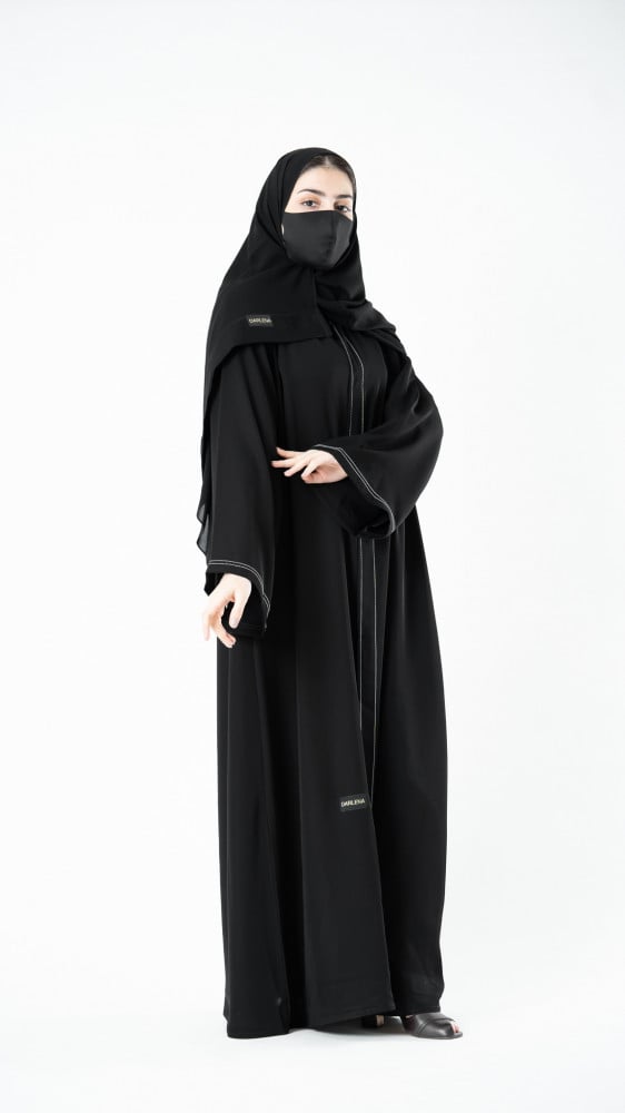عباية مزينة بخيوط بيضاء