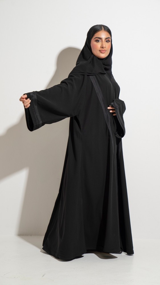 عباية مزينة بكلفه اسود
