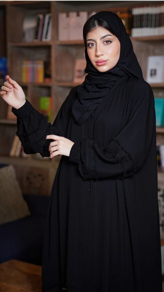 عباية بكلفة على الاكمام وكم مطاط