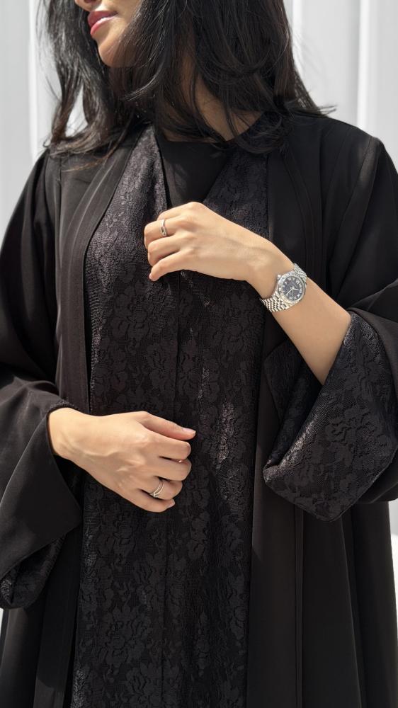 عباية بفستان دانتيل مشبوك