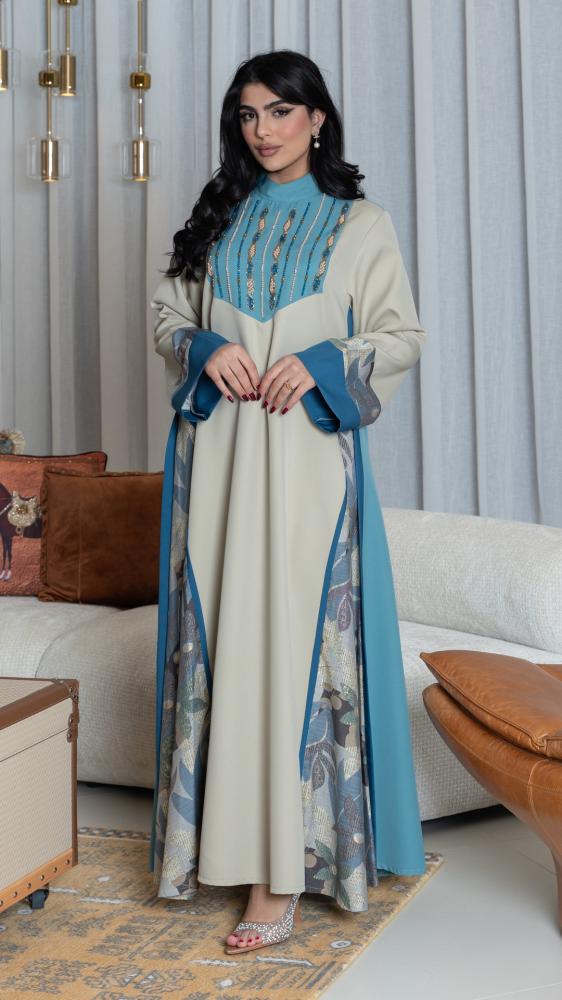 جلابية مطرزة بياقة عالية
