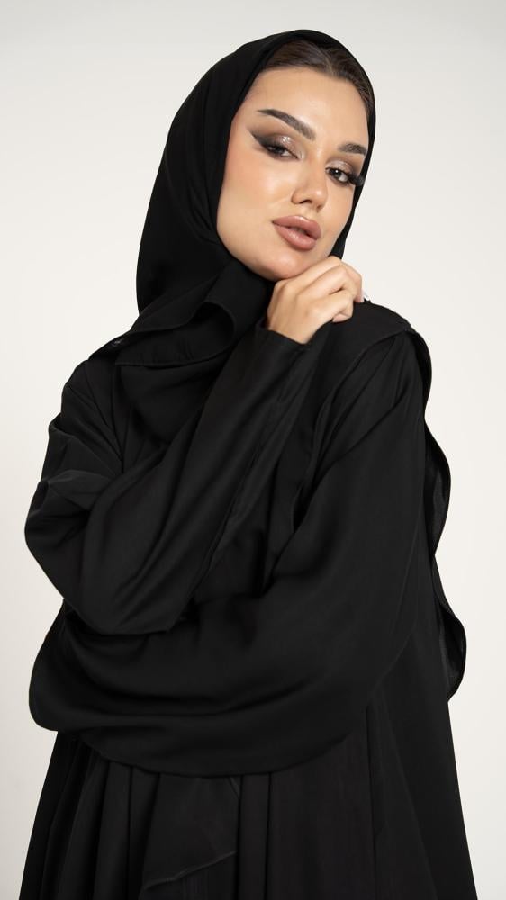 عباية مقفلة بقطعة على الصدر