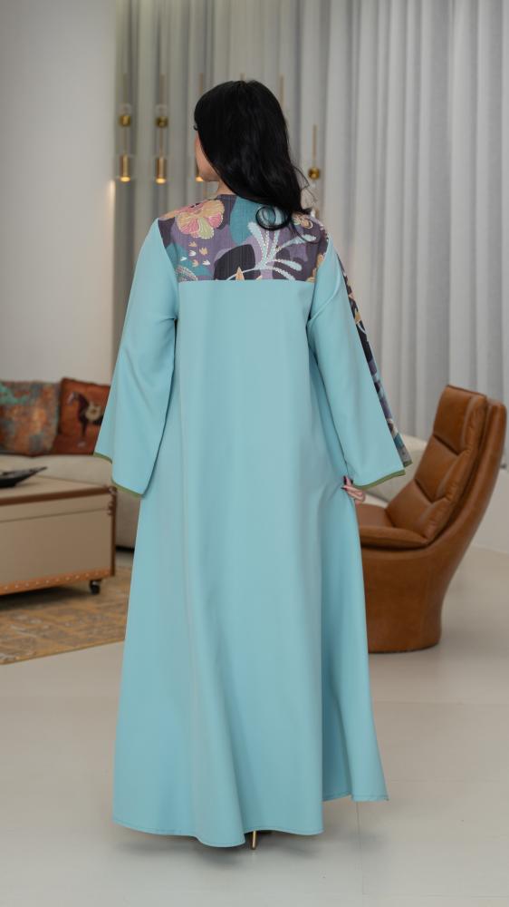 Embroidered thobe with pleats padded with roses