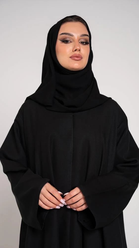 عباية  سادة بصفطات من الخلف وبتطريز