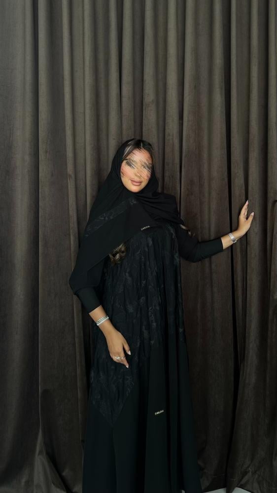 عباية مطرزة بأكمام مطاط