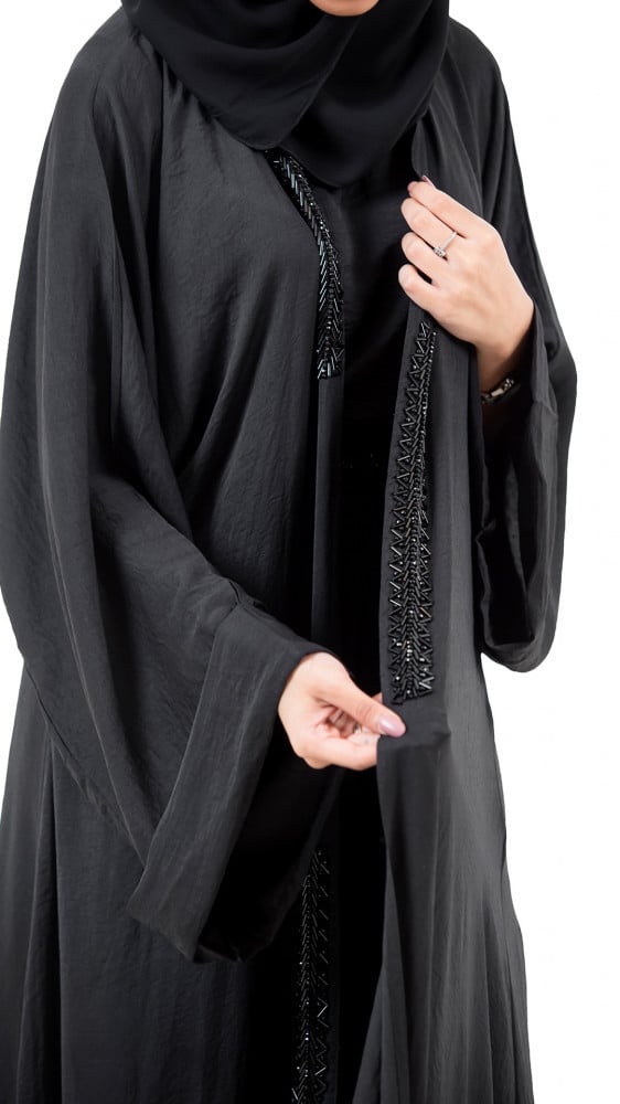 عباية مع تنورة وبلوزة