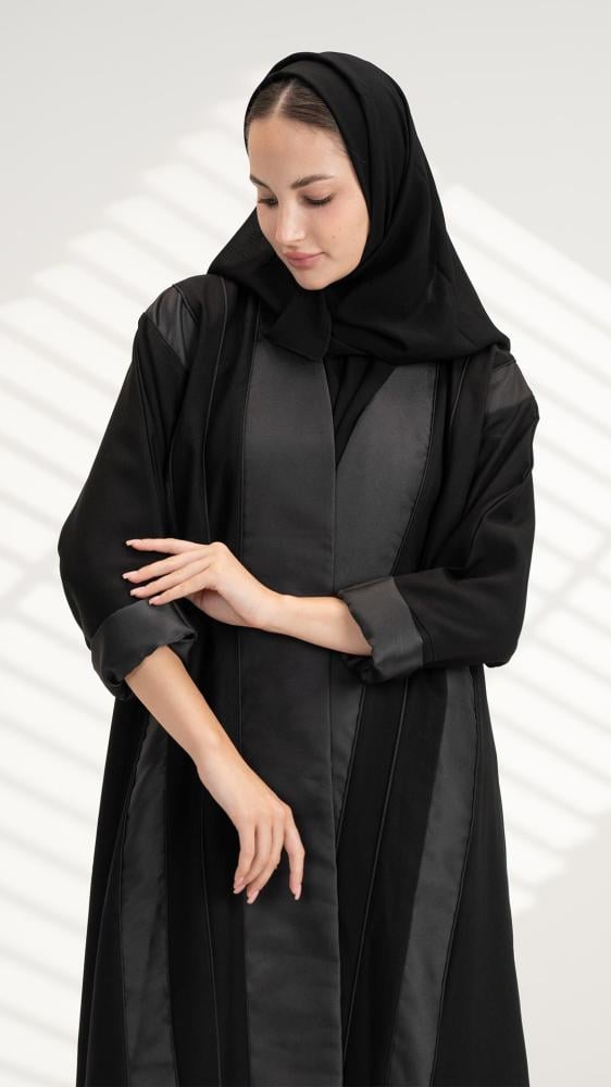 عباية بقصات طولية