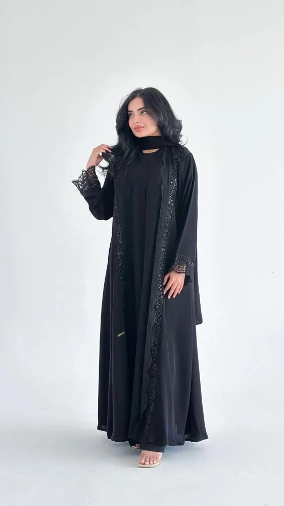 عباية سوداء مطرزة بخرز ودانتيل