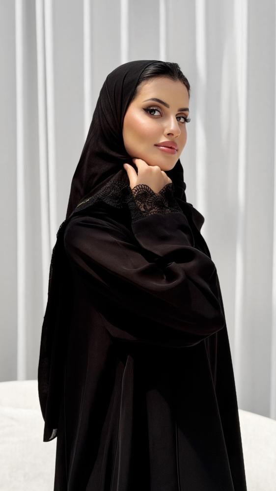 عباية كلوش بثنيات طولية وأكمام تُل