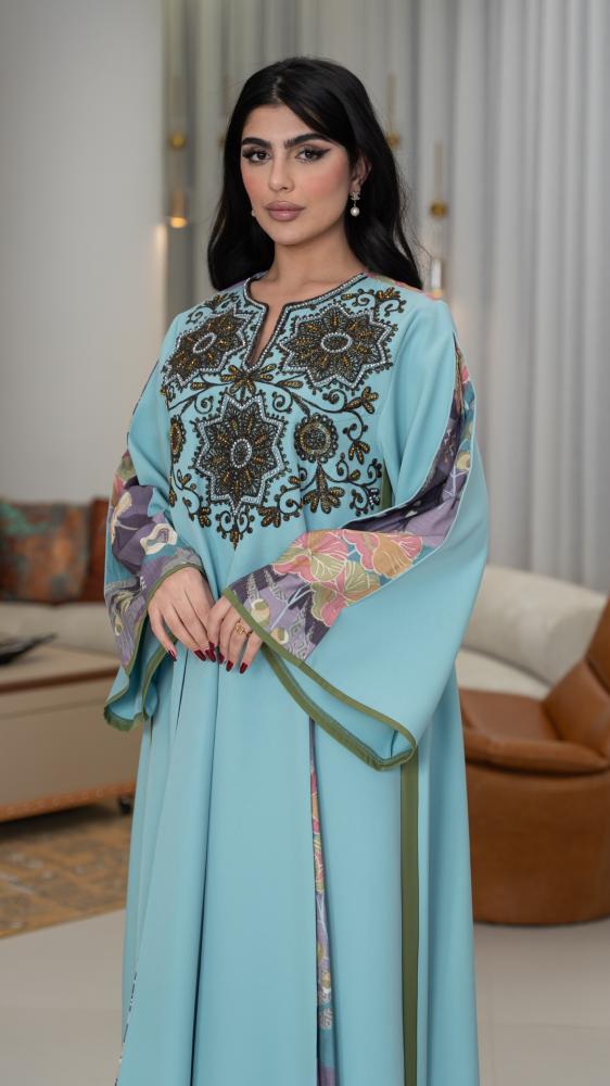 Embroidered thobe with pleats padded with roses