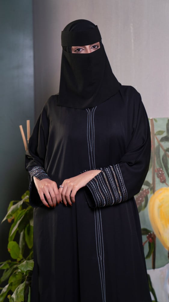 عباية سوداء باكمام مطرزة بأبيض