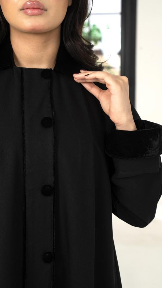 عباية شتوية مزينة بأزرة مخمل