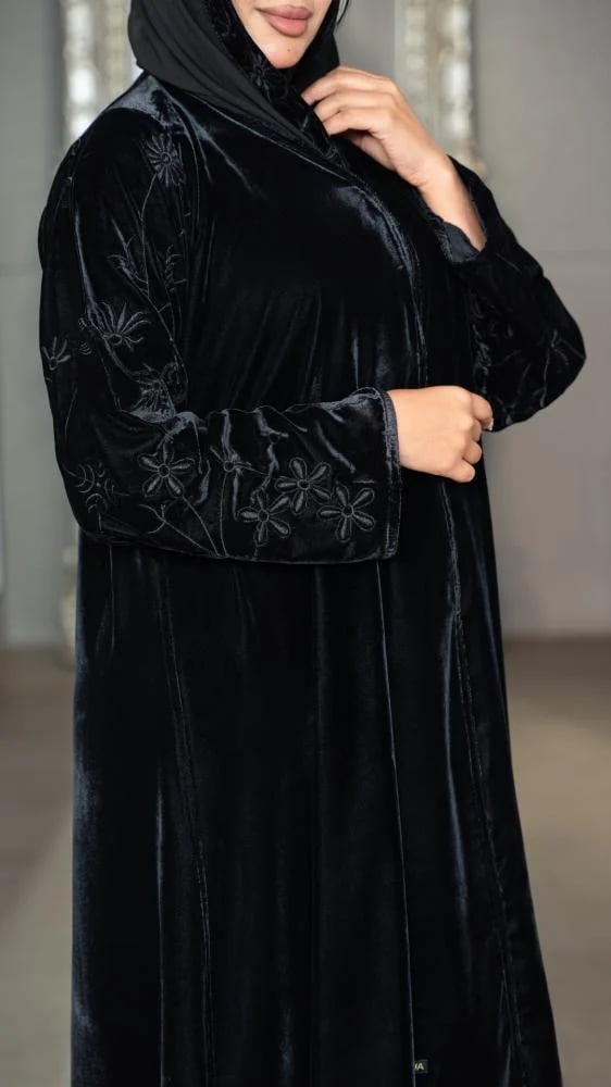 عباية مخمل باكمام مطرزة