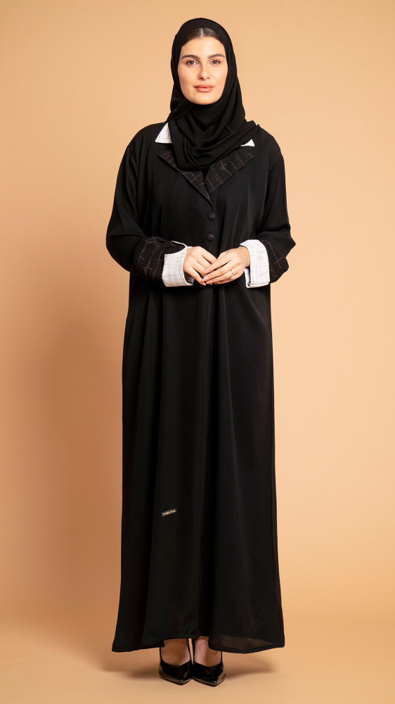 عباية بياقه واكمام بيضاء
