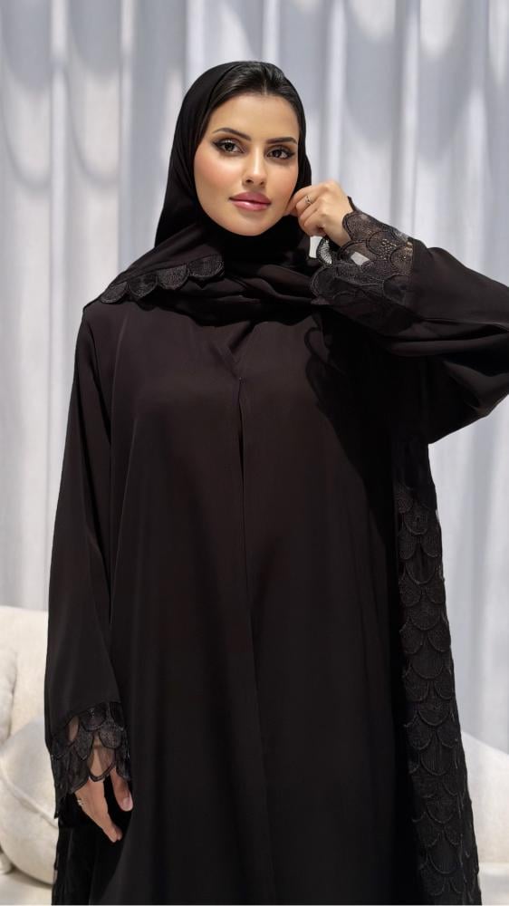 عباية كلوش مطرزه من الجوانب
