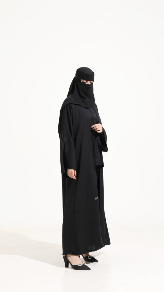 عباية ببنطلون وبلوزة