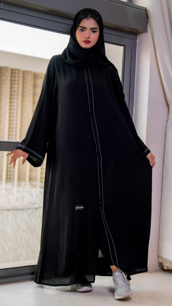 عباية مزينة بخيوط بيضاء