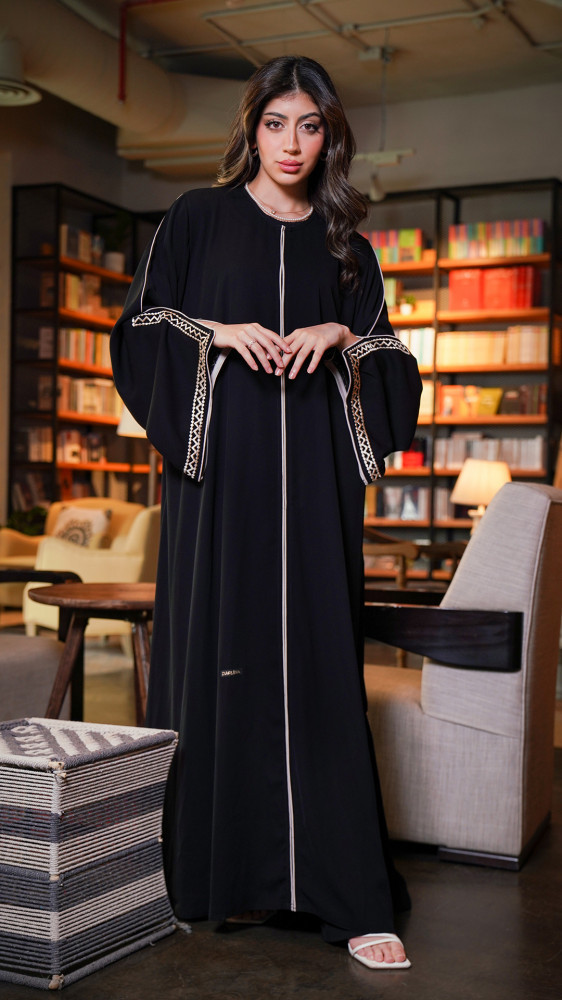 عباية مغلقه بتطريز سكري