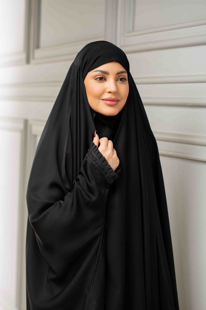 عباية راس مزينة بكرستال حول معصم اليد