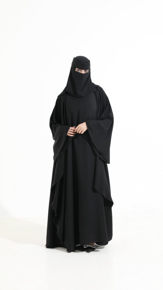 عباية اسود مع فستان ساده