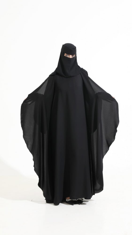 عباية اسود مع فستان ساده
