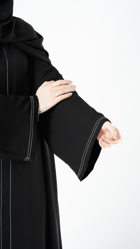 عباية مزينة بخيوط بيضاء