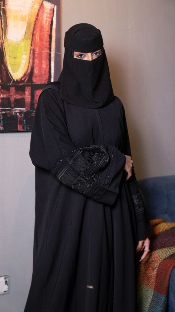 عباية باكمام مطرزة مزينه بفصوص