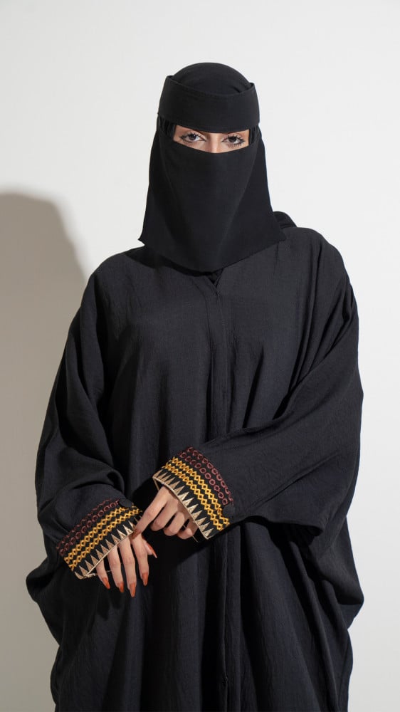عباية سوداء باكمام  مطرزة سدو