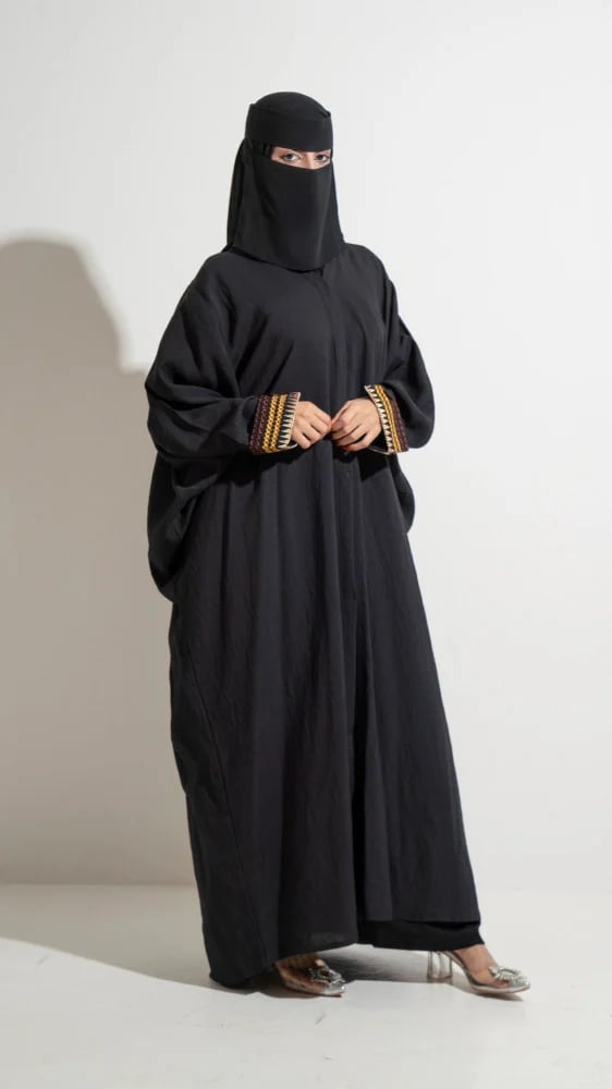 عباية سوداء باكمام  مطرزة سدو
