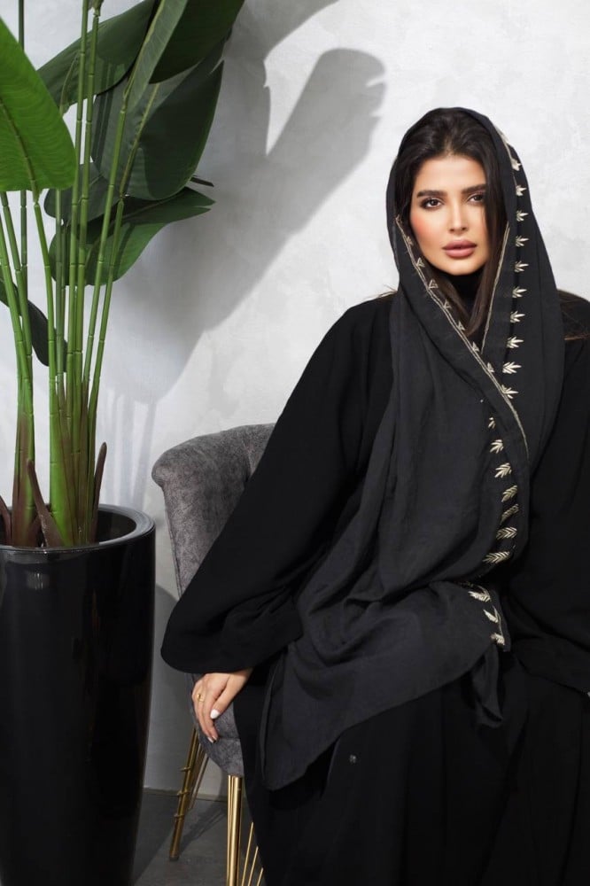 طرحة اسود مطرزه بابيض
