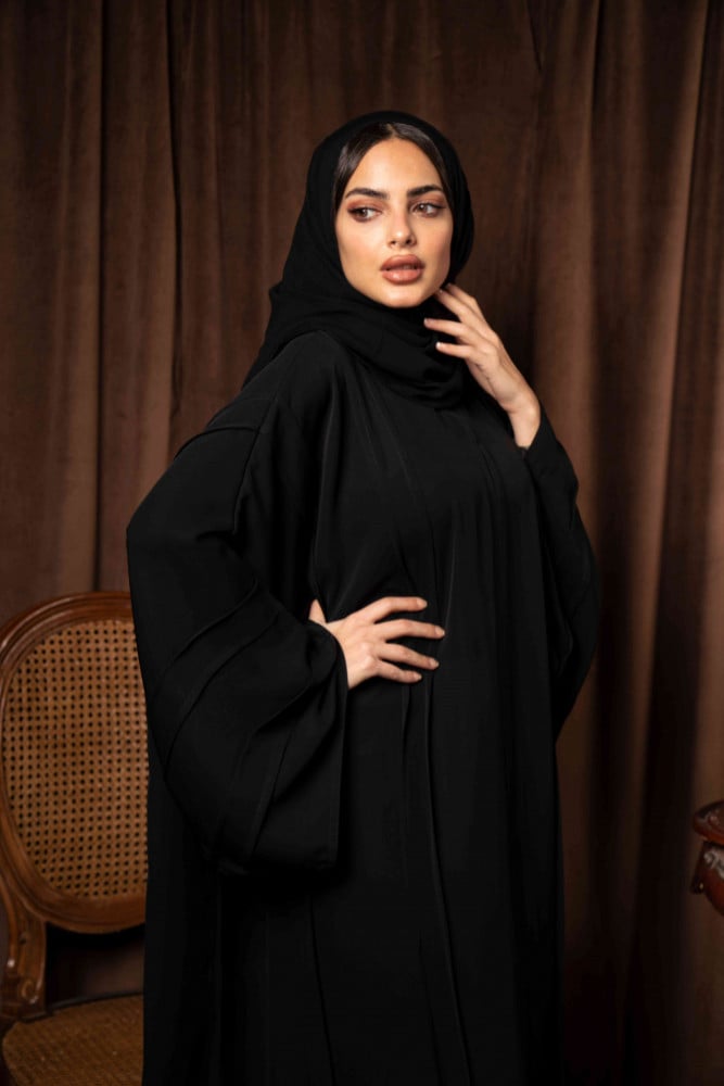 عباية بقصة واسعه مزينه بقصات كشخة