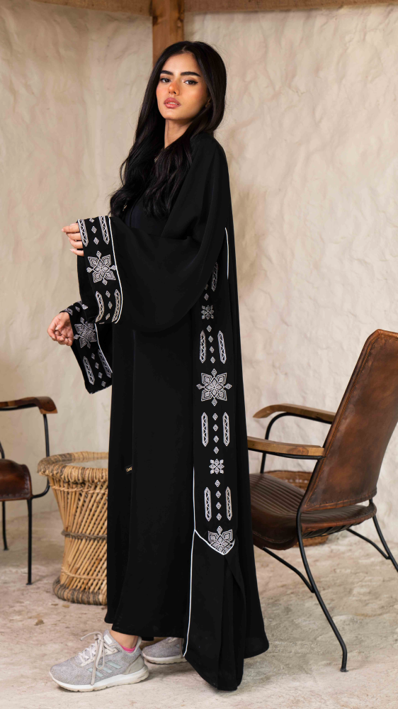 عباية اسود بتطريز ابيض