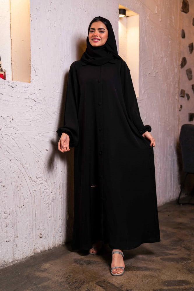 عبايه تقفل بأزرة قماش و كم مطاط