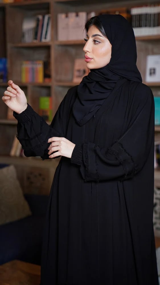 عباية بكلفة على الاكمام وكم مطاط