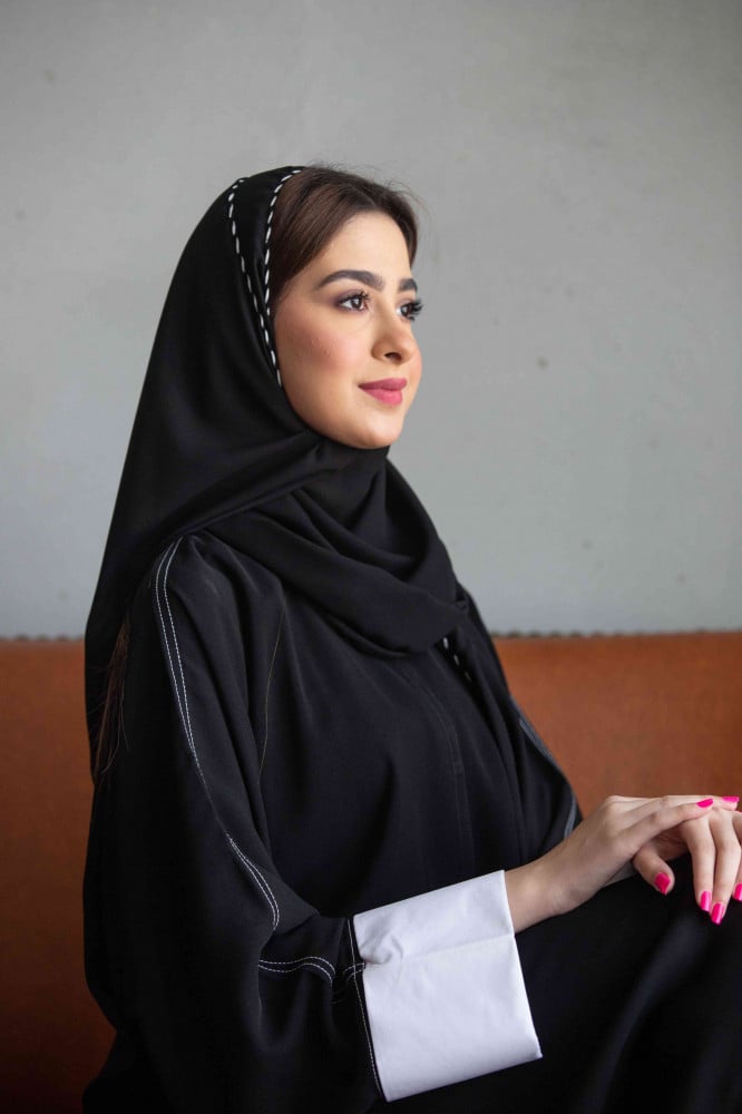 طرحة مبرومة بخيط ابيض