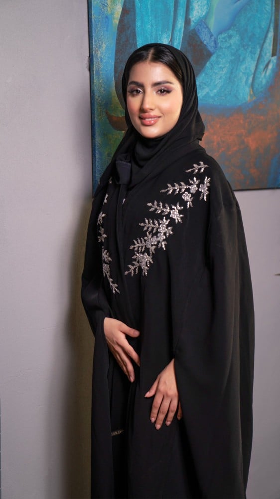 عباية بقصة قطريه مطرزة بفضي