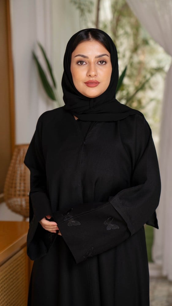 عباية ب 3 اكمام مطرزة