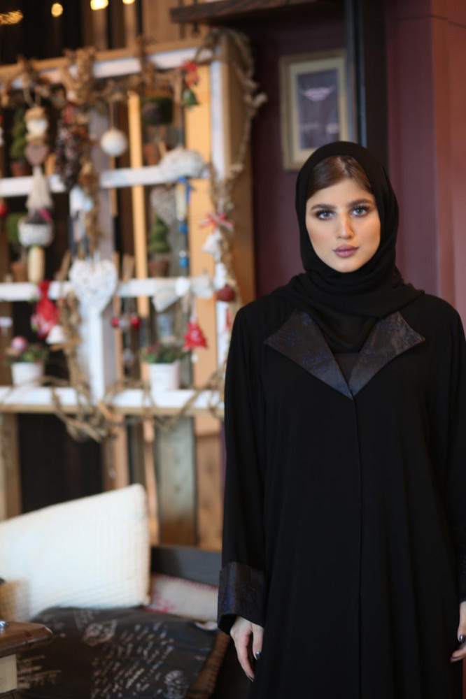 عباية بياقة عريضه