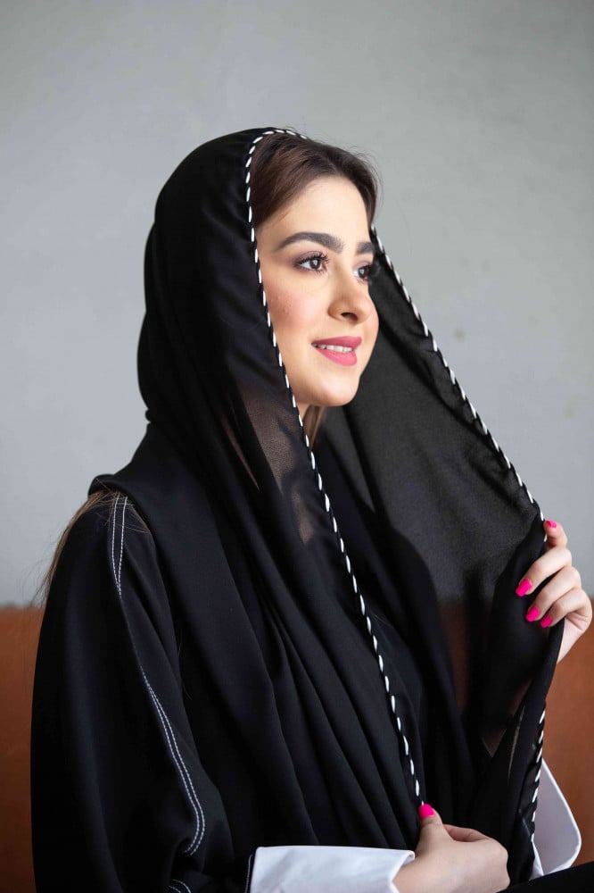 طرحة مبرومة بخيط ابيض