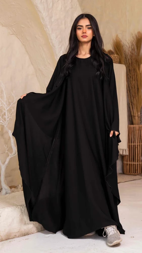 عباية اسود مع فستان ساده