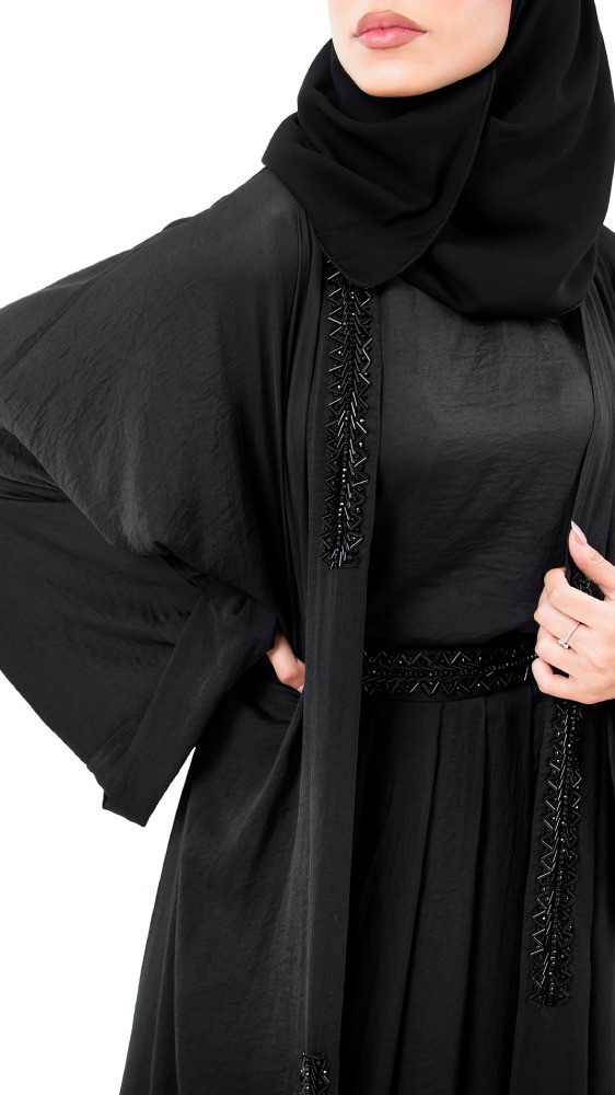 عباية مع تنورة وبلوزة