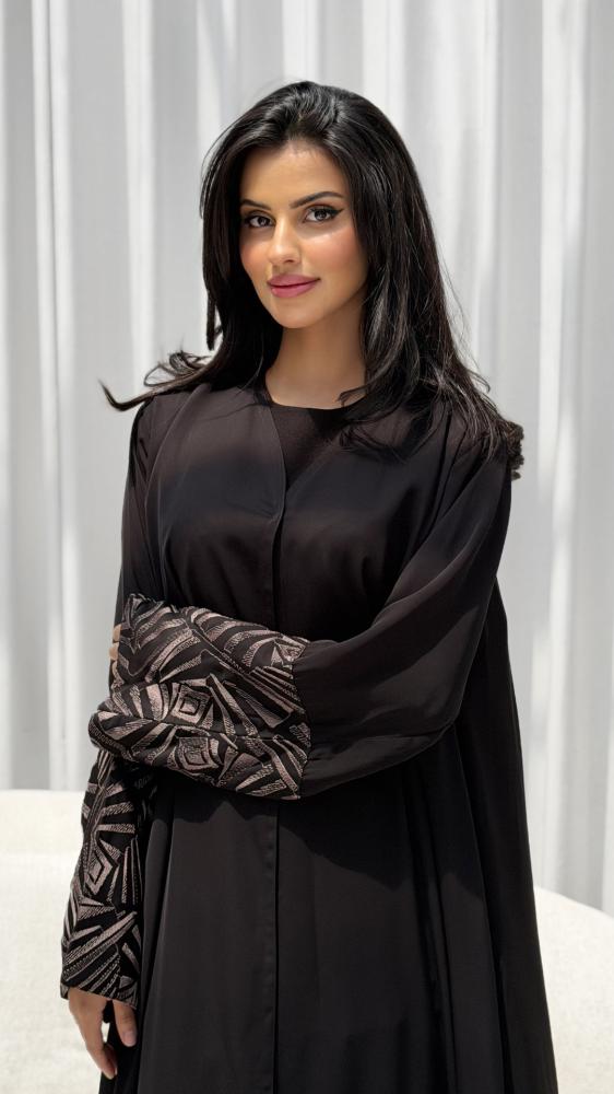 عباية مطرزة مع الطرحة