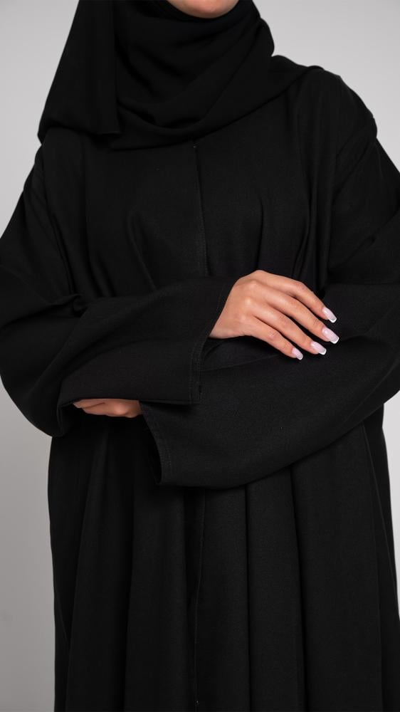 عباية  سادة بصفطات من الخلف وبتطريز