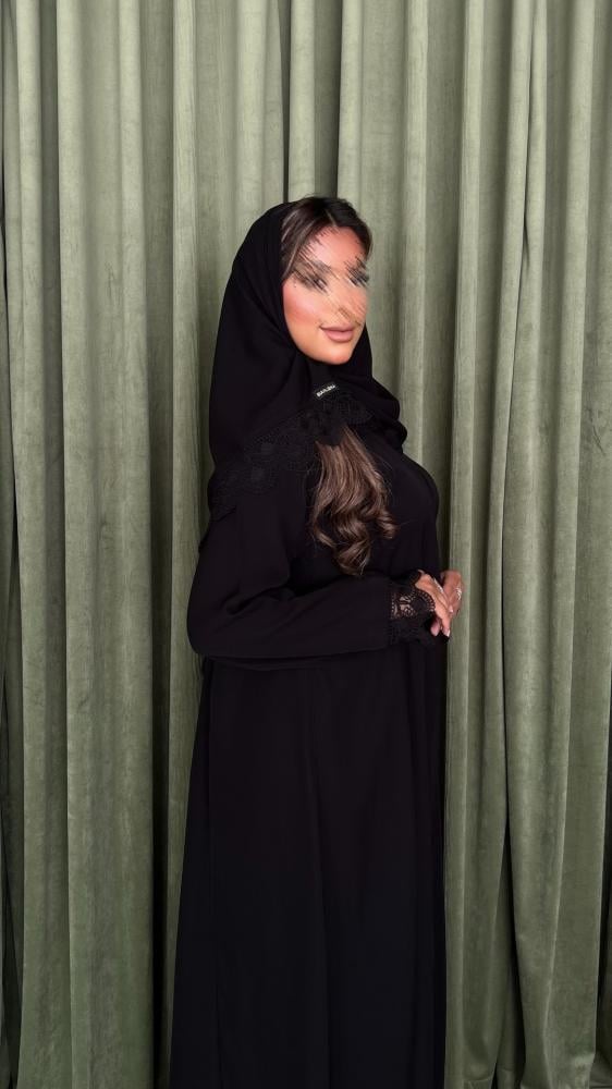 عباية كلوش بثنيات طولية وأكمام تُل