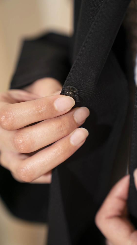 عباية  سادة بصفطات من الخلف وبتطريز
