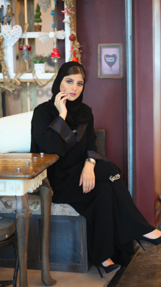 عباية بياقة عريضه
