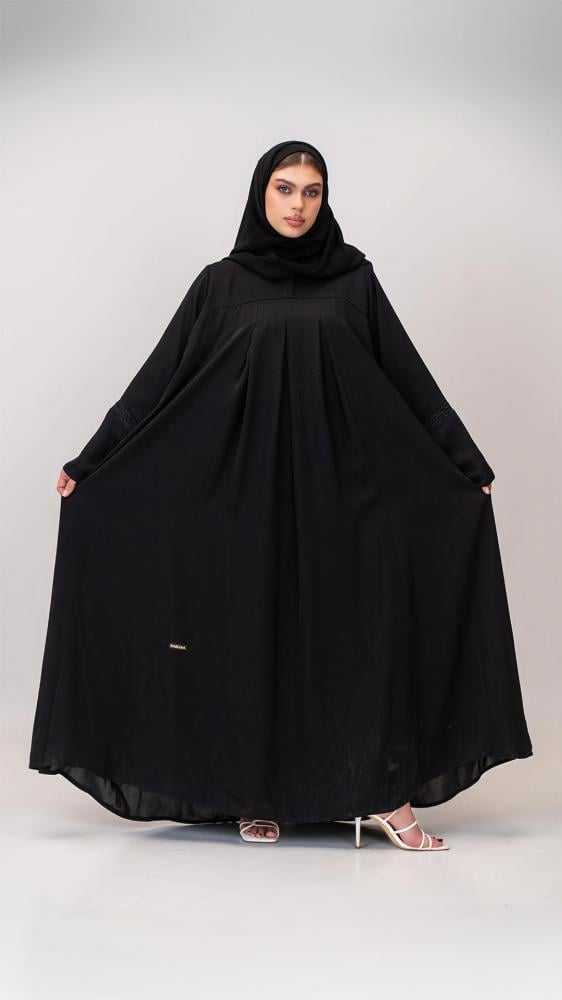 عباية بكسرات واكمام مطرزة باسود